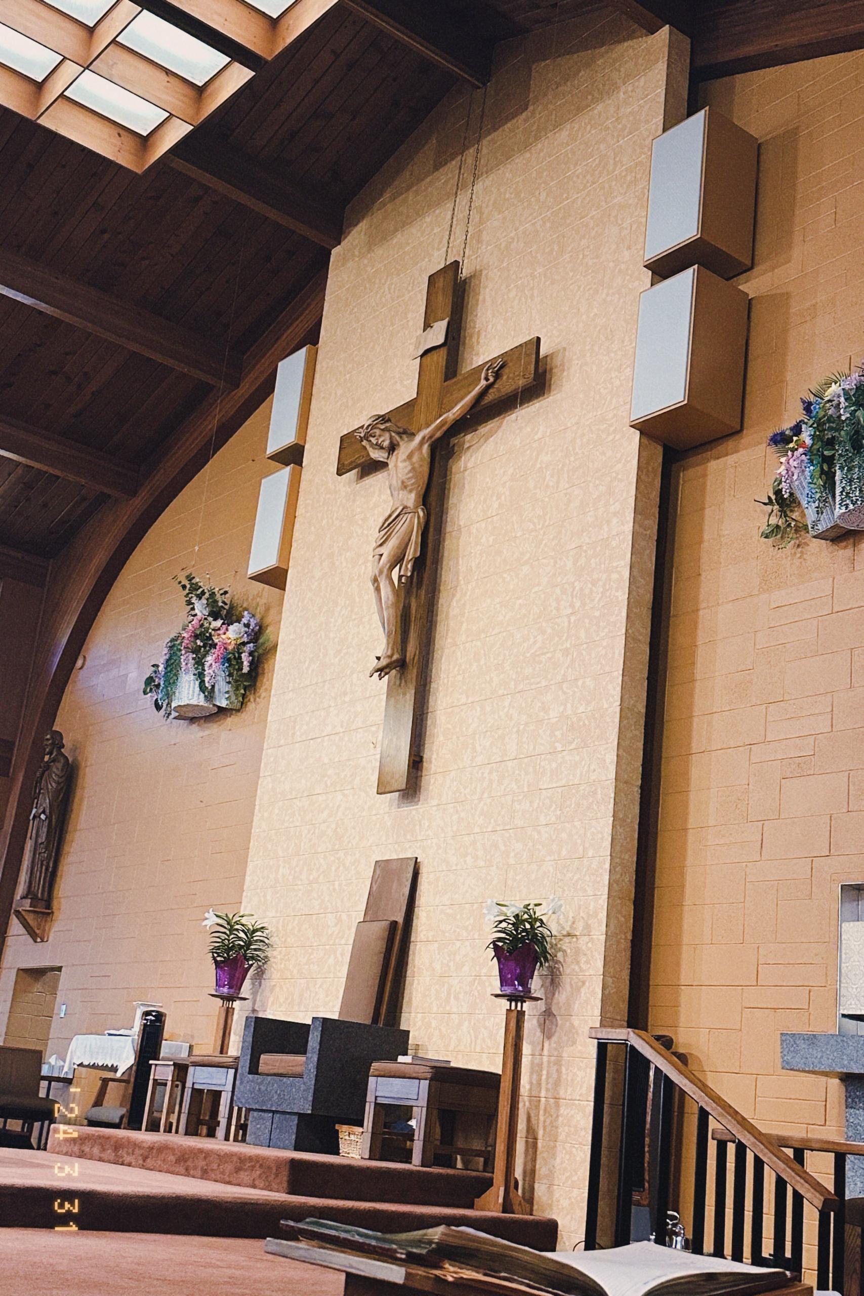 dentro de una iglesia con una cruz en el centro