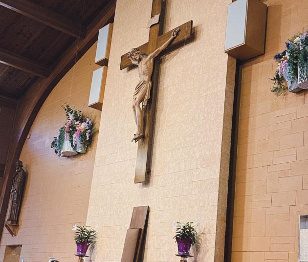 dentro de una iglesia con una cruz en el centro